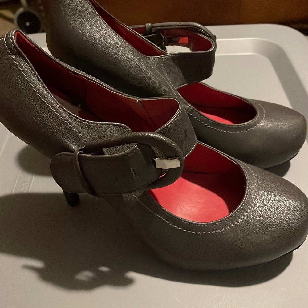 MADELINE GiRL Size 9.5 High Heels -Brand New